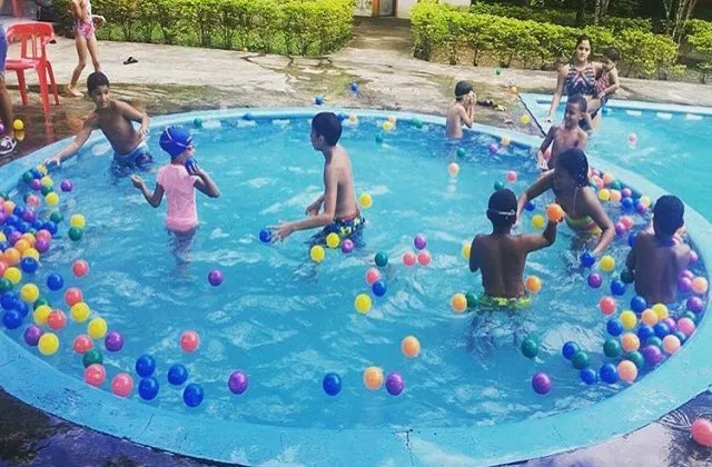 Rancho Cocodrilo Bonao pool children