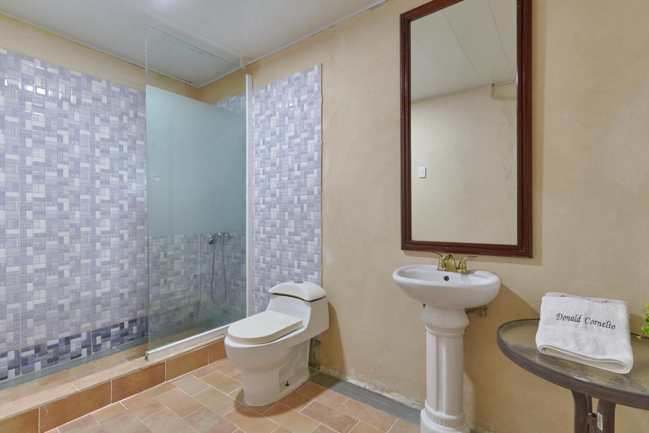 Hotel Cornelio Santo Domingo Room Bathroom