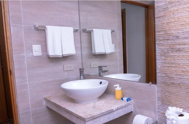 Hotel Dadam Samana Room Bathroom