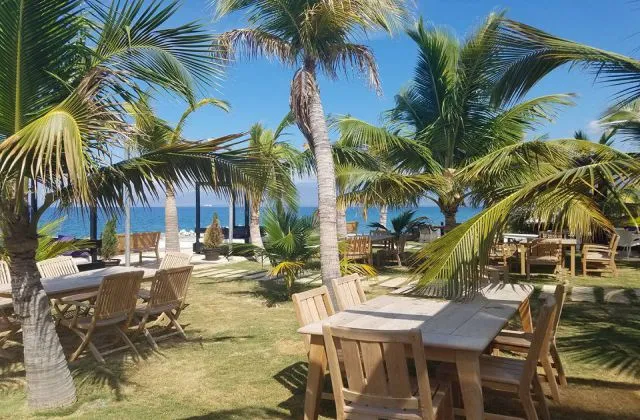 Hotel Ibiza Palmar de Ocoa garden with view on ocoa bay