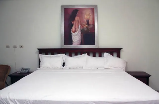 Hotel Renacer Santo Domingo room bed king size