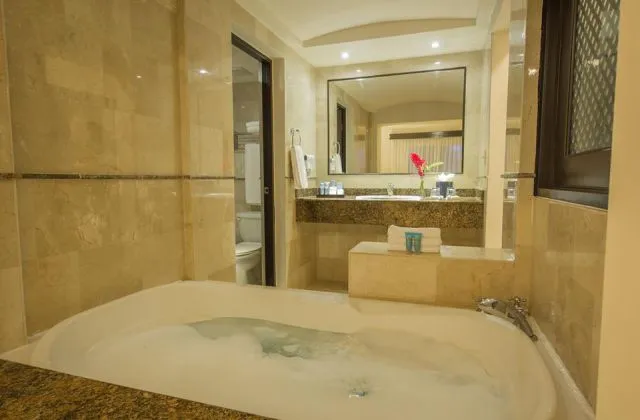 Hotel all inclusive Royalton Punta Cana bathroom with jacuzzi
